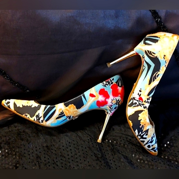 THALIA SODI ELINA PUMPS with COLORFUL FABRIC and 4" GOLD SPIKED HEEL. SZ 8.5 med - Picture 3 of 9